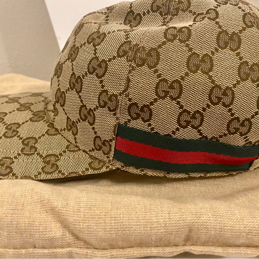 Authentic GG Brown Gucci baseball hat Size M, NIB with canvas bag.